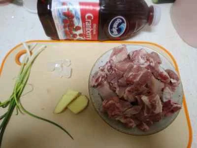 クランベリージュースで煮込んだ豚スペアリブの作り方：1