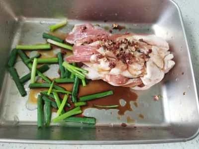 蓮の葉入り豚バラ肉の蒸し物の作り方：1