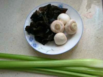 きのこ、黒キクラゲ、セロリの炒め物の作り方：1