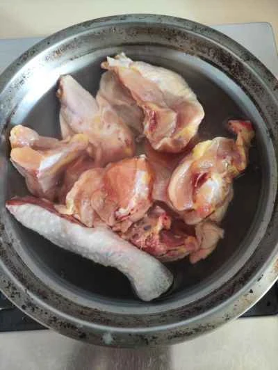 鶏肉とジャガイモの煮込みの作り方：1