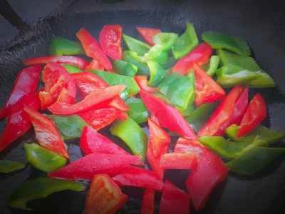 緑と赤のピーマン入りスクランブルエッグの作り方：5