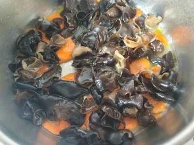 キクラゲとヤムイモの炒め物の作り方：4