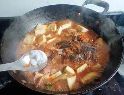 赤いスープで豆腐と銀鯉の頭を煮込んだ煮込み料理の作り方：12