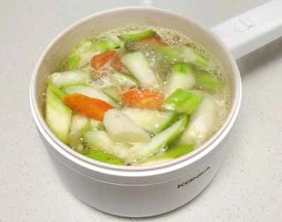 ヤムイモとニンジンの煮込みヘチマの作り方：6