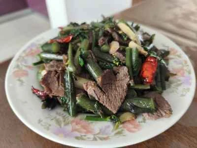 牛肉の煮込みと赤カラシナの炒め物のレシピ