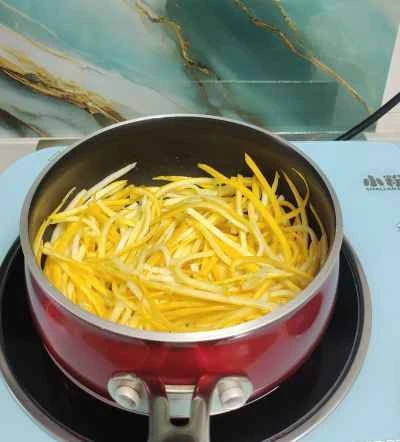 バナナとズッキーニの細切り炒めの作り方：3