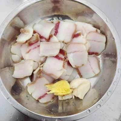 広東風ニンニクの芽と豚肉の炒め物を作る手順：1