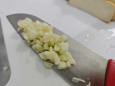 豚肉と乾燥豆腐の炒め物を作る手順：2