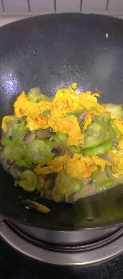 きのこ、ヘチマ、卵の炒め物の作り方：6