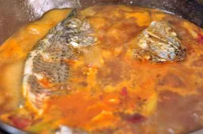 フラットブレッド入り魚の頭のシチュー：7ステップ