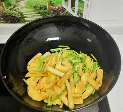 フライドポテトとニンニクの芽の炒め物の作り方：8