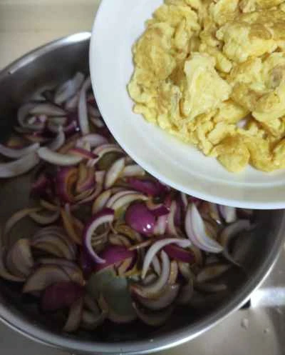 玉ねぎ入りスクランブルエッグの作り方：6