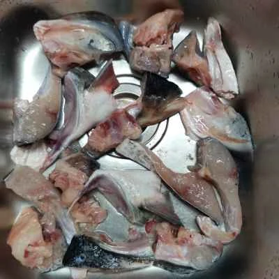 スパイシーな魚を作る手順：1