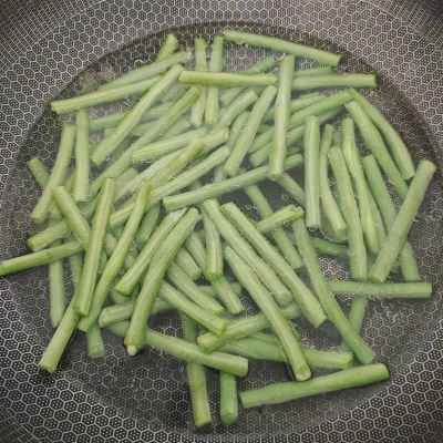 黒山豚とインゲンの炒め物の作り方：1