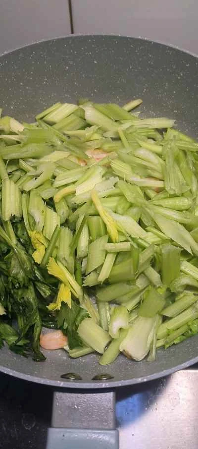 セロリとエビの炒め物の作り方:3