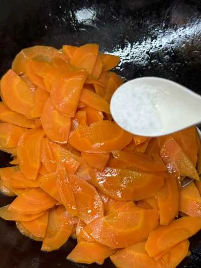 牛肉とニンジンの炒め物の作り方：9