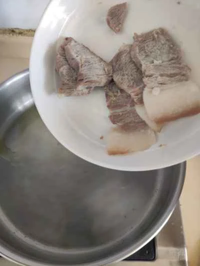 生姜とニンニクで豚肉を2度煮する手順：4