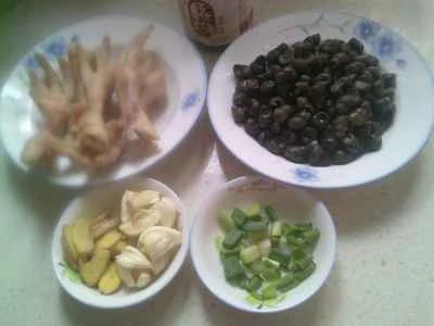 カタツムリと鶏足の炒め物の作り方：1