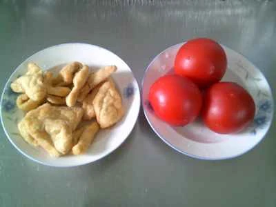 トマトとオイルの三角形を作る手順：1