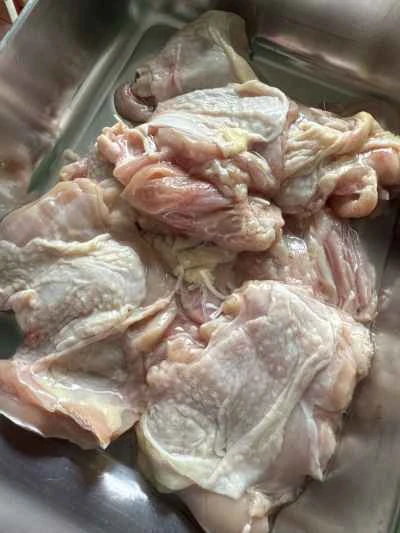 鶏もも肉を使ったスクランブルエッグの作り方：1