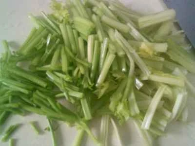 黒キクラゲ、水タケノコ、セロリ炒めの作り方：3