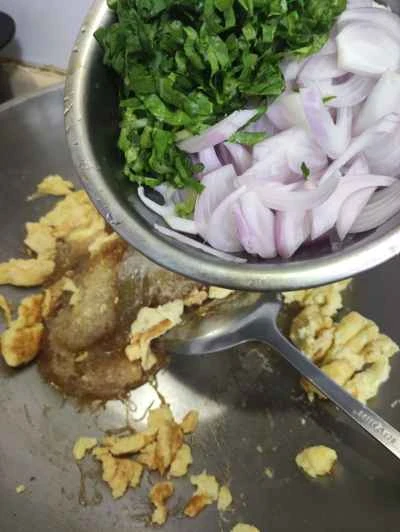 玉ねぎと卵で炒めた里芋と春雨の作り方：8