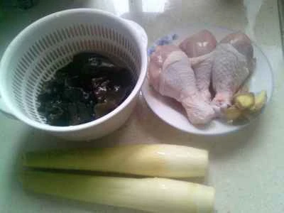 豚もも肉と黒キクラゲと水タケノコの炒め物の作り方：1