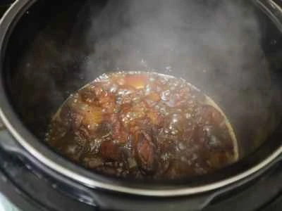 クランベリージュースで煮込んだ豚スペアリブの作り方：8