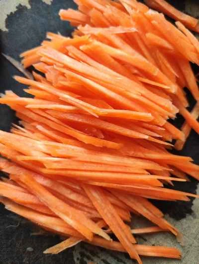 セロリとニンジンのひき肉炒めの作り方：1