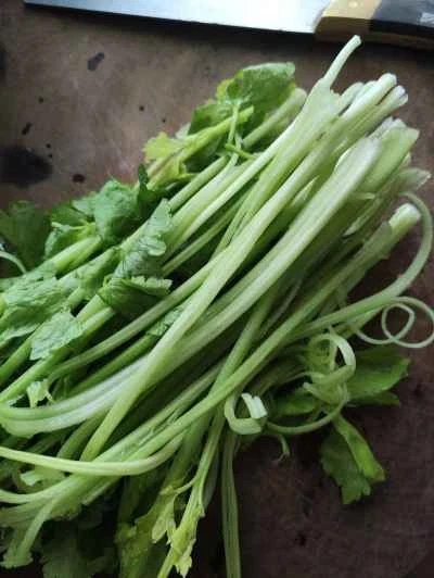 セロリ入り中華ソーセージ炒めの作り方：1