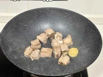 豚バラ肉とレンコンのスープの作り方：4