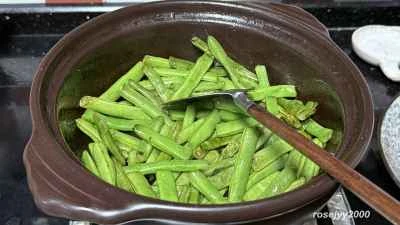 ジュージューと音を立てる豚スペアリブとインゲン豆の作り方：2