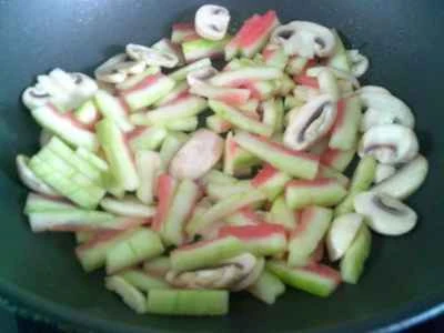 スイカの皮とキノコの炒め物の作り方：6