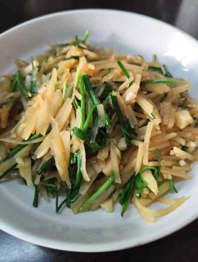 細切りジャガイモとチャイブの炒め物の作り方：9