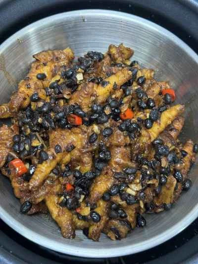 発酵黒豆とニンニクを使った蒸し鶏の足の作り方：10