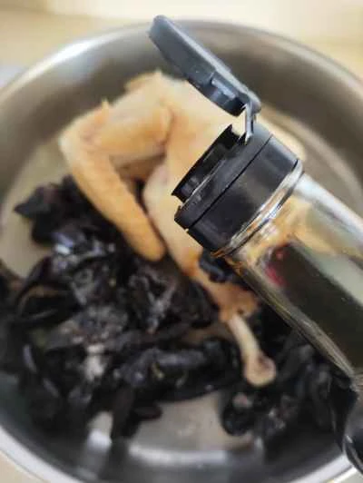 黒キノコの煮込みチキンのレシピ手順：5