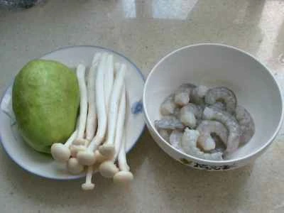 きのこ、エビ、きゅうりのシーフード炒めの作り方：1