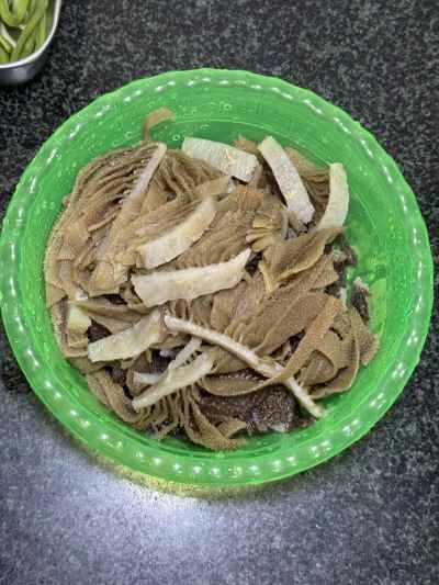 乾燥ユリのつぼみを使った煮込みトリッパの作り方：2