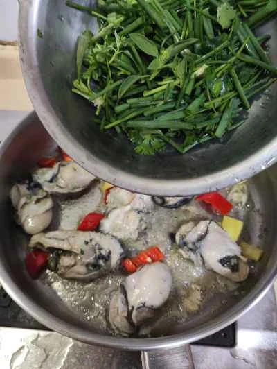 生姜とネギで炒めた牡蠣の作り方：8