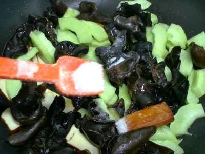 乾燥豆腐、黒キクラゲ、カリカリキュウリの炒め物の作り方：8