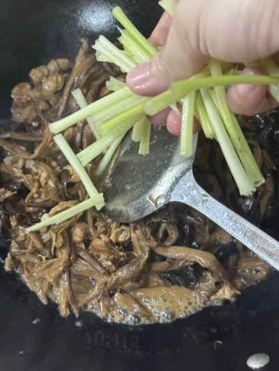 カンゾウ、キクラゲ、豚肉の炒め物の作り方：11