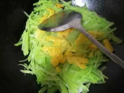 パイナップルとレタスの炒め物の作り方：3