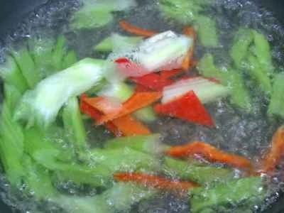 2種類の新鮮な材料を使ったセロリ炒めの作り方：10