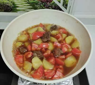 ジャガイモとトマトの煮込み牛肉の作り方：5