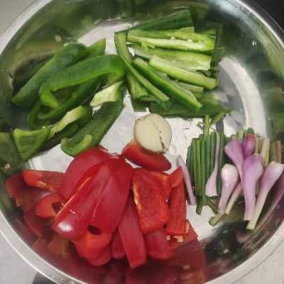 マテガイと赤ピーマン、緑ピーマンの炒め物の作り方：2