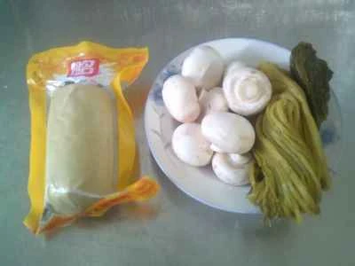 野菜とキノコの煮込みベジタリアンチキンの作り方：1