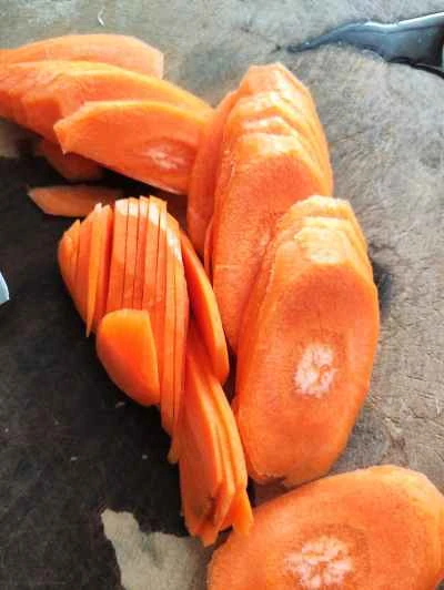 ニンジン、カリフラワー、塩漬け豚肉の炒め物の作り方：3