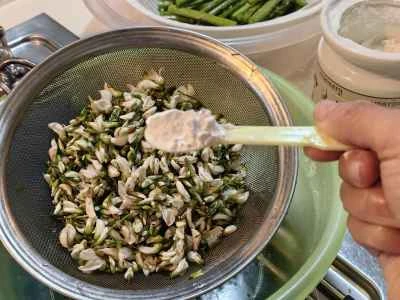 蒸しアスパラガスとイナゴマメのレシピ手順：5