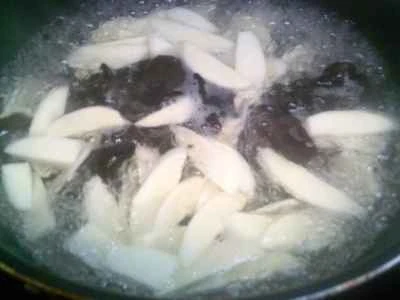 黒キクラゲとソーセージの炒め物の作り方：5