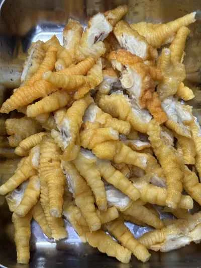 発酵黒豆とニンニクで蒸した鶏の足の作り方：1